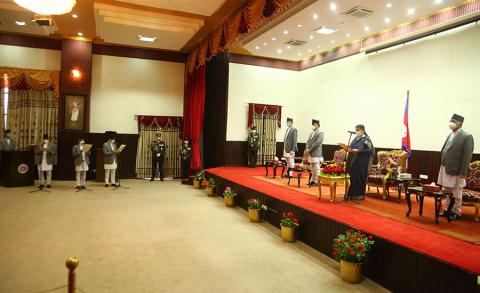 राष्ट्रपति विद्यादेवी भण्डारी, उपराष्ट्रपति नन्दबहादुर पुन,प्रधानमन्त्री केपी शर्मा ओली र सभामुख अग्निप्रसाद सापकोटा बिहीबार राष्ट्रपति निवास शितलनिवासमा पद तथा गोपनीयताको शपथ ग्रहण  समारोहमा सहभागी हुदै । तस्बिर : रासस